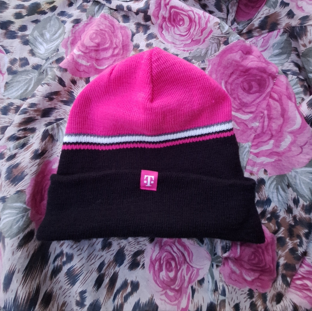 T-Mobile Knit Beanie – Magenta & Black (Brand New)